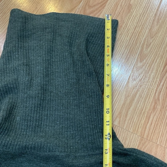 FRENCH CONNECTION SIZE LARGE TURTLENECK - Picture 8 of 9